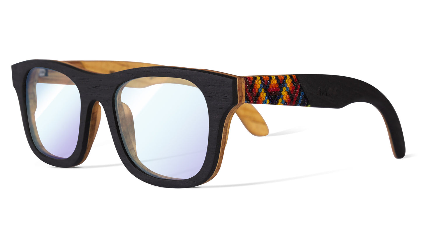 Armazon de madera, lentes graduados, modelo Fuego Ébano Negro, artesanía huichol, fondo blanco