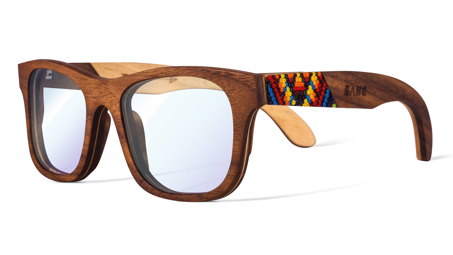 Armazón de madera para lentes graduados Bang, intervenidos con artesanía huichol, vista lateral fondo blanco