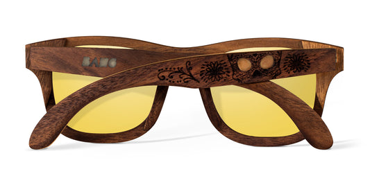 Lentes de madera Bang con micas amarillas, modelo Catrina edición especial, vista de atrás, se ven las patitas grabadas y el logo