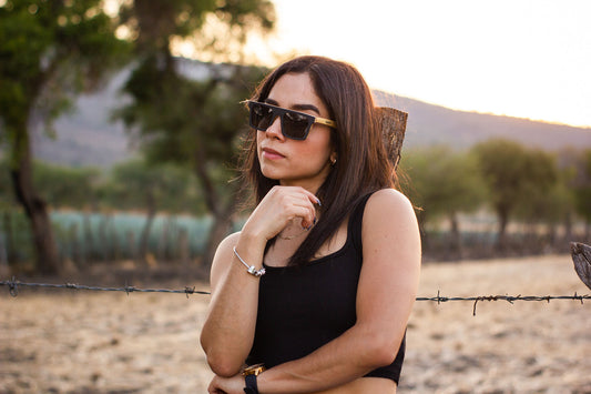 Modelo mujer con lentes de madera bang, modelo jaguar, micas polarizadas, fondo de naturaleza con bokeh
