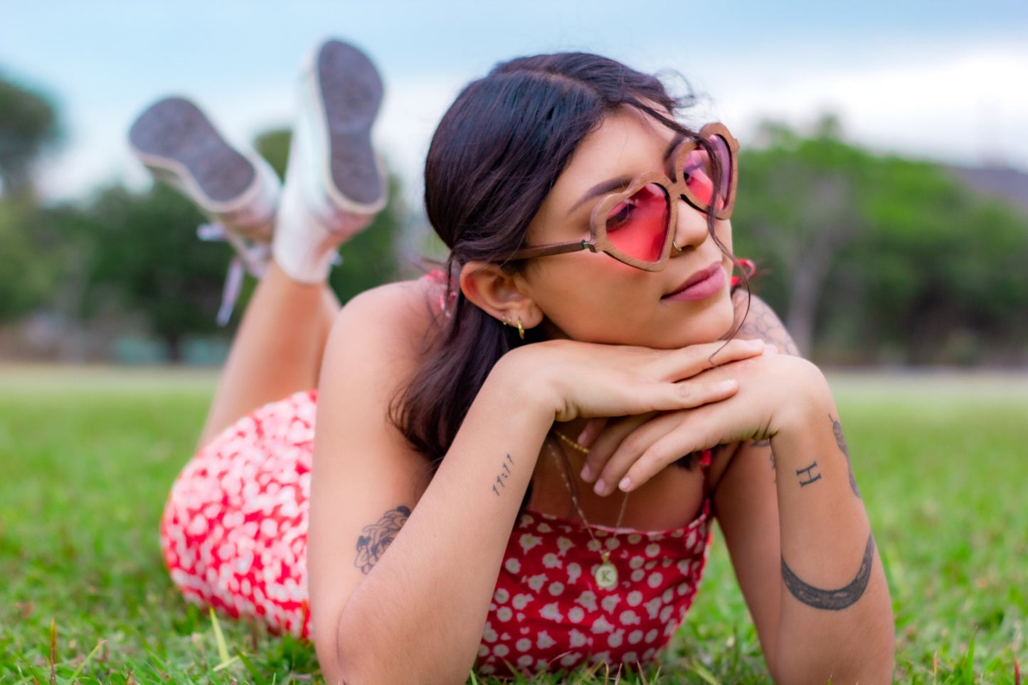 Lentes de sol Bang, modelo corazón, micas rosa, modelo mujer en parque