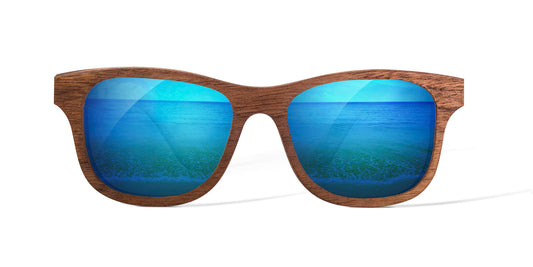 Lentes de madera con micas azul espejo, vista frontal, micas polarizadas, fondo blanco