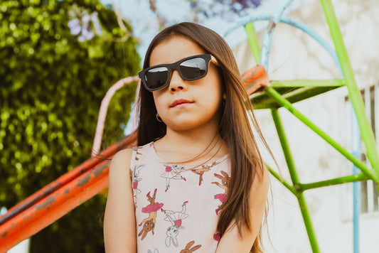 Niña usando lentes de madera bang, modelo para niños, nativo mini, niña en parque