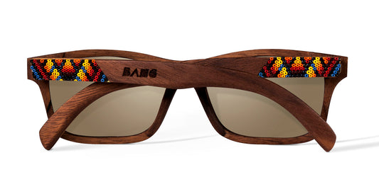 Lentes huicholes de madera Bang, modelo ónix fuego, micas polarizadas cafés, fondo blanco