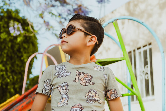 Lentes de madera para niños, modelo kiin mini, micas cafés, polarizados, tiernos y a la mod, niño jugando en parque