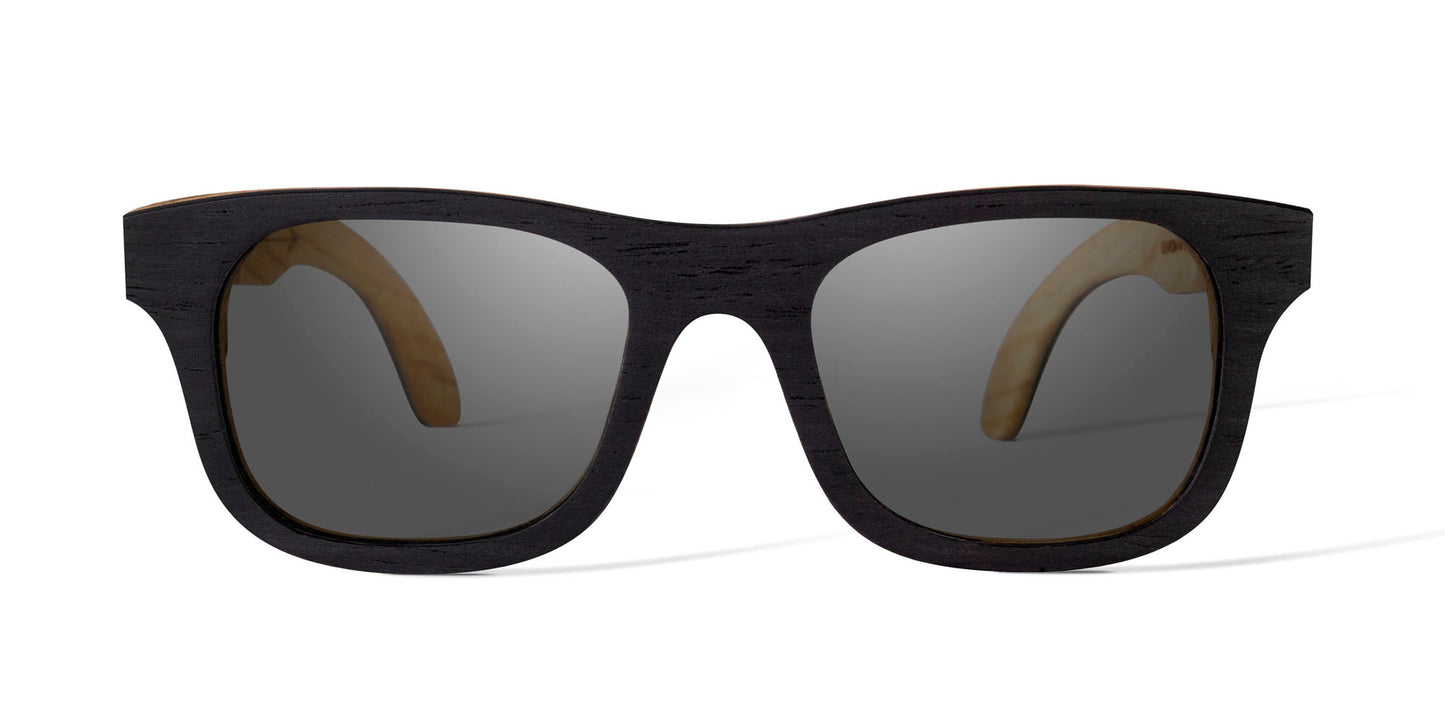 Frente de lentes wirrárika fuego ébano negro, marca bang, lentes negros, micas polarizadas, lentes sobre fondo blanco