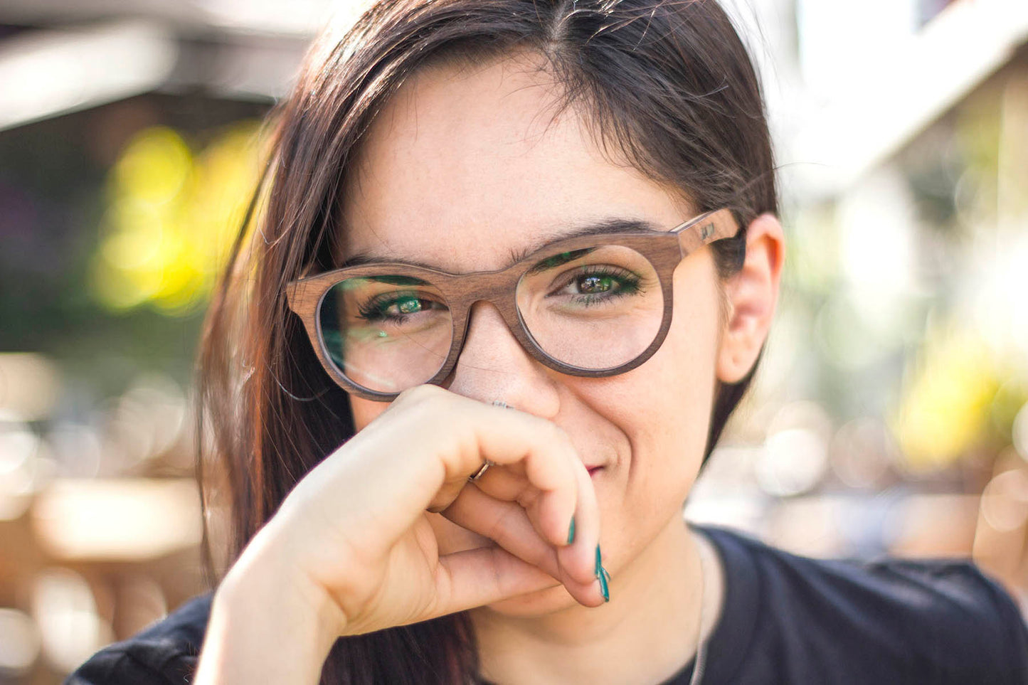 Modelo mujer usando armazon de madera bang, modelo huitzil, lentes graduados, fondo con bokeh