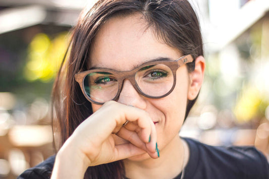 Modelo mujer usando armazon de madera bang, modelo huitzil, lentes graduados, fondo con bokeh
