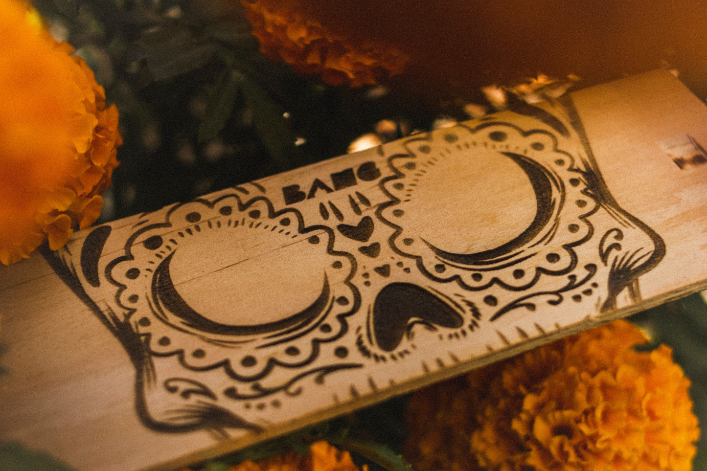 Grabado de caja con catrina, de lentes de sol edición especial de Bang