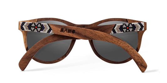 Lentes de madera Bang, Hikuri Plata con artesanía huichol, vista trasera, micas polarizadas de sol, fondo blanco