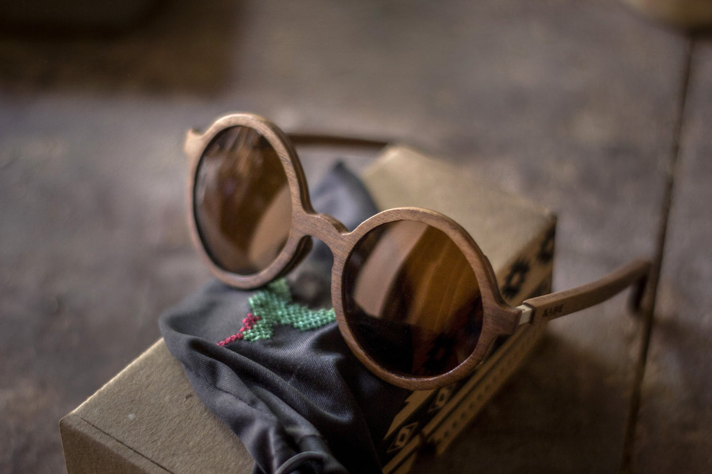 Lentes redondos de madera Bang, modelo kiin, modernos y a la moda, mica polarizada café, en carpintería