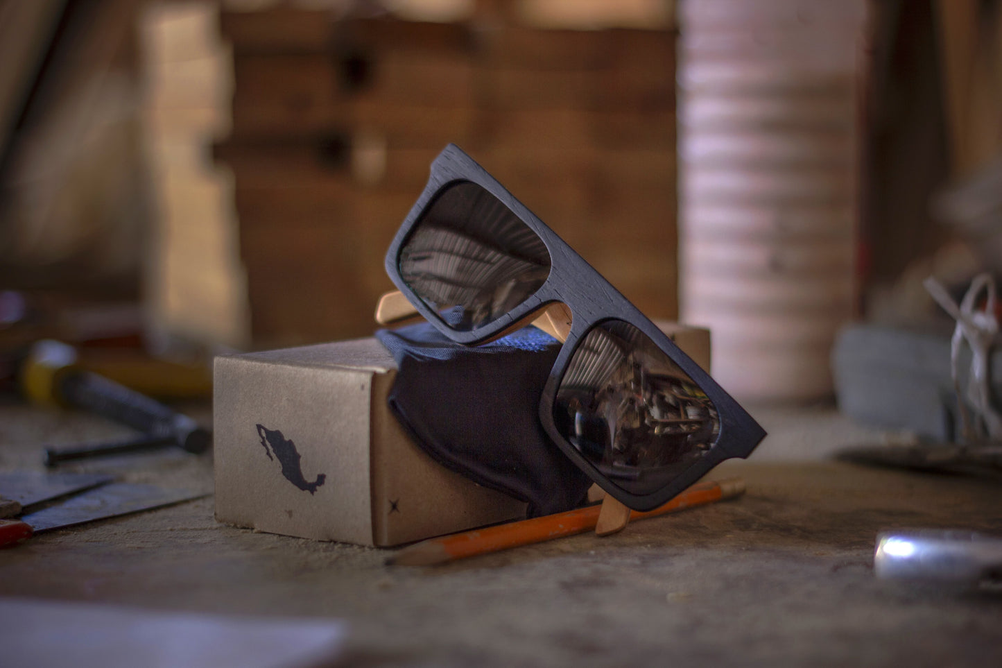 Lentes de madera bang, modelo jaguar, lentes en carpintería, micas humo, fondo bokeh