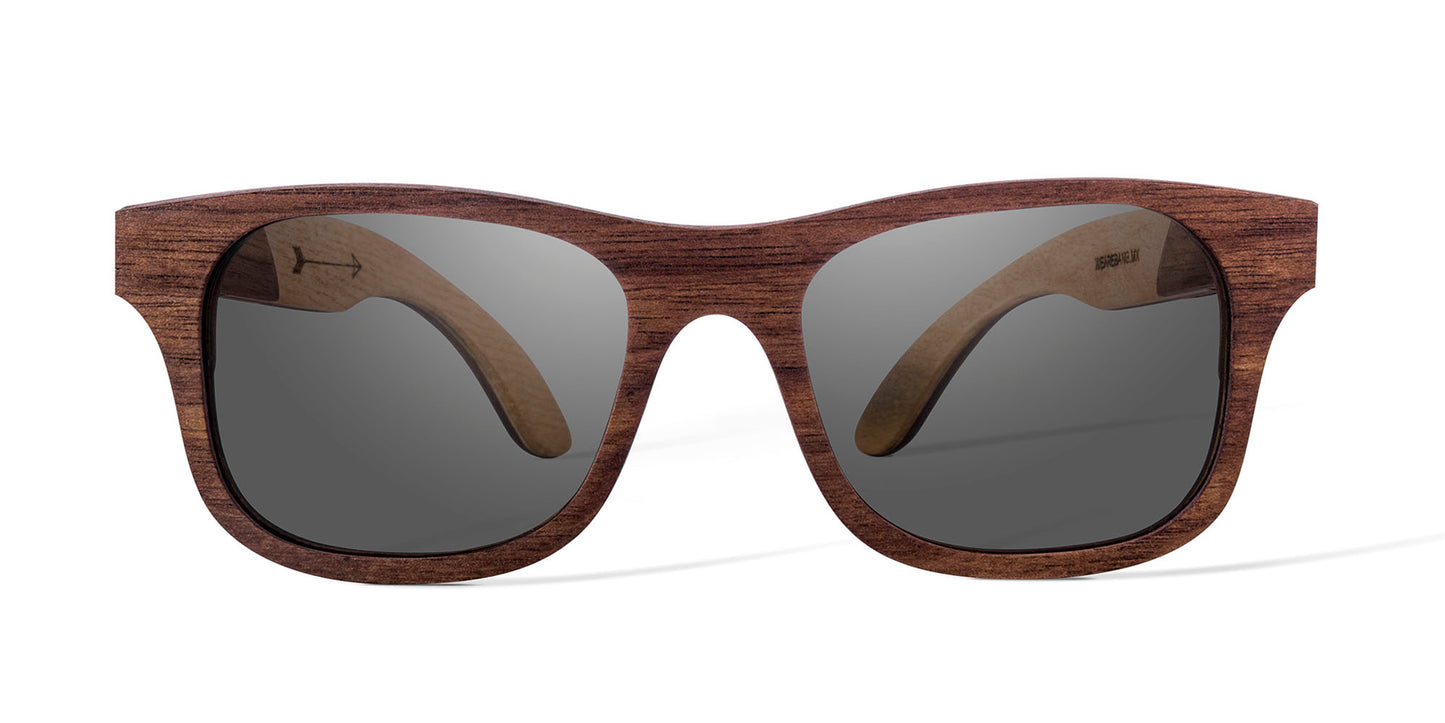 Lentes cometa, vista de frente, fondo blanco