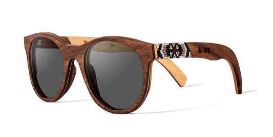 Lentes de madera Bang, Hikuri Plata con artesanía huichol, vista lateral, micas polarizadas de sol, fondo blanco