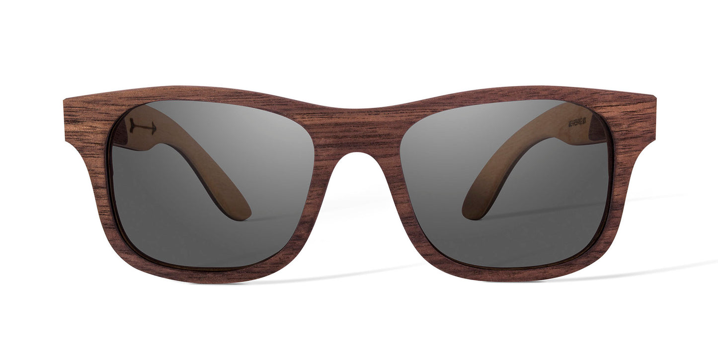 Lentes de madera Bang, frente, fondo blanco, micas polarizadas