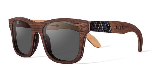 Lentes de mader con micas de sol, lentes huicholes, marca bang, modelo Nébula, fondo blanco