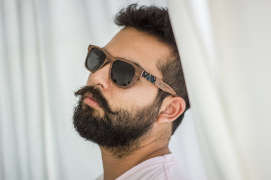 Modelo hombre usando lenes de madera Bang, modelo nébula, Jacobo sin A con lentes huicholes