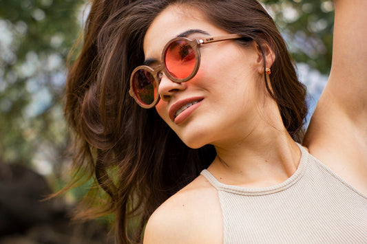 Modelo mujer usando lentes de madera Pink, micas rosas polarizadas, marca Bang