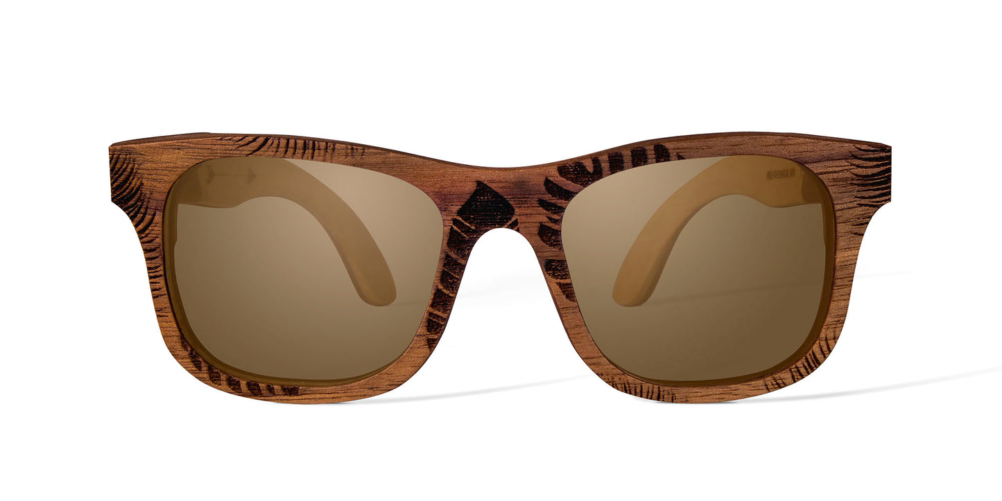 Lentes de madera grabados, modelo tropical, marca bang, micas café polarizadas, fondo blanco