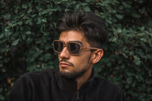 Modelo hombre usando lenes de madera Bang, micas polarizadas, fondo de naturaleza, modelo tulum