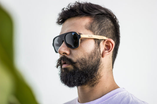 Modelo hombre usando lentes de madera de sol, modelo quetzal, marca bang, micas polarizadas, lentes de gota, lentes de aviador, fondo blanco