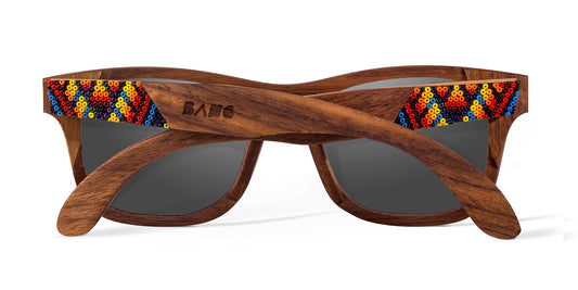 Lentes huicholes, marca bang, fabricados en madera, modelo fuego, artesanía de chaquira, vista trasera, fondo blanco