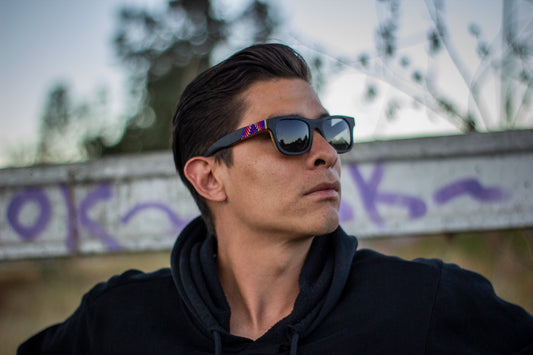 Modelo hombre con lenes huicholes de madera, modelo lluvia, artesanía en chaquiras, lentes negros