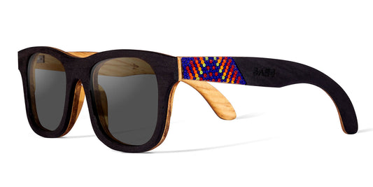 Lentes huicholes de madera, modelo Lluvia, vista Lateral, marca Bang, lentes oscuros, fondo blanco