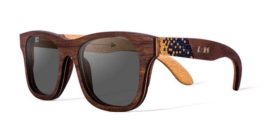 Lentes huicholes de madera, micas de sol polarizadas, colores oro con azul tornasol, foto lateral