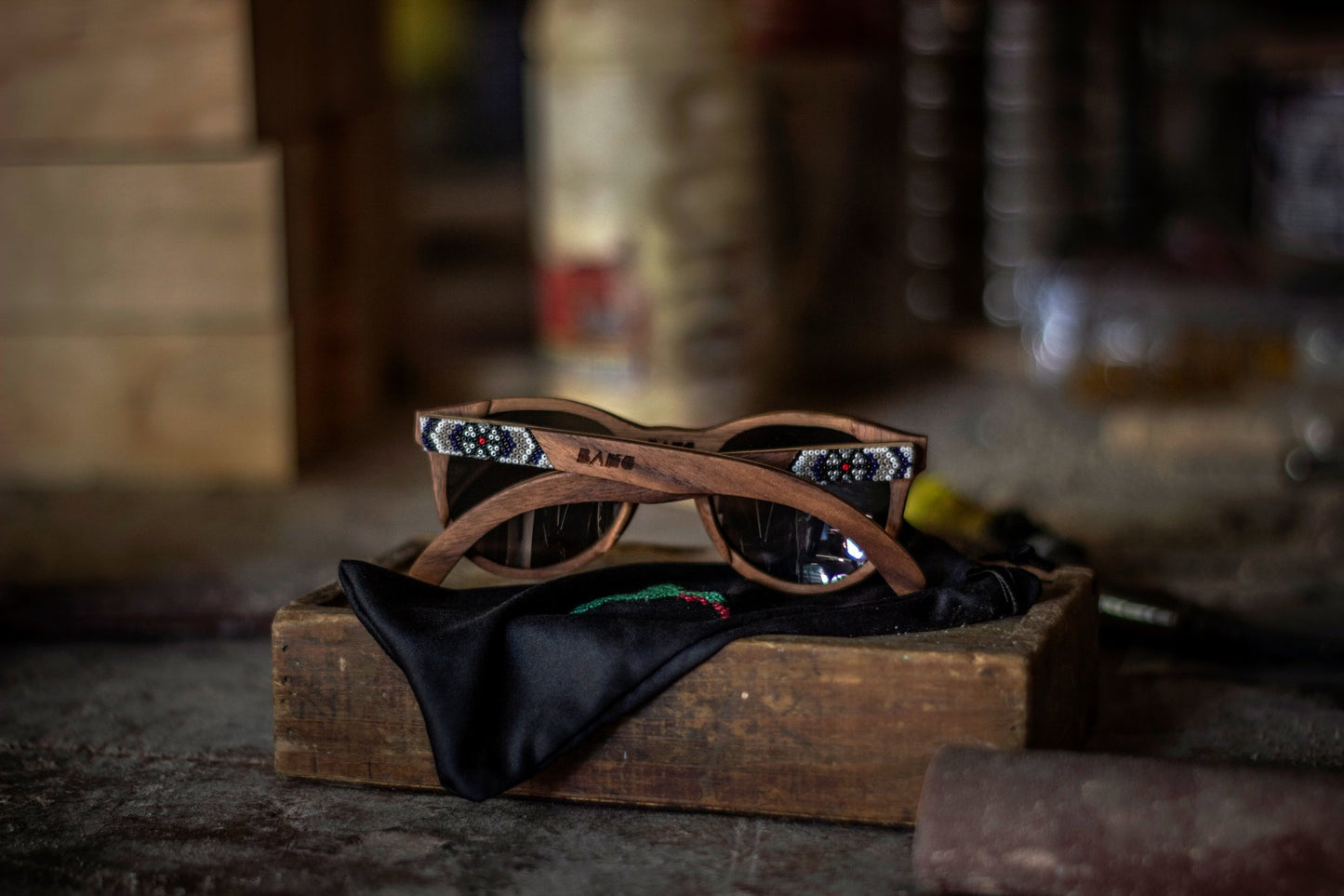 Lentes huicholes hikuri plata, marca bang, en carpintería, fondo desenfocado, intervenidos con artesanía huichol
