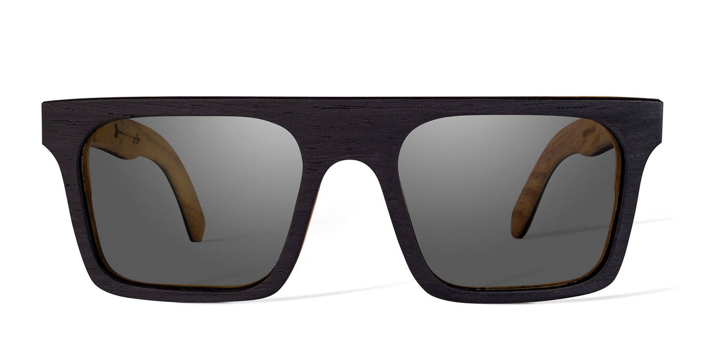 Lentes de madera cuadrados vistos de frente, fondo blanco