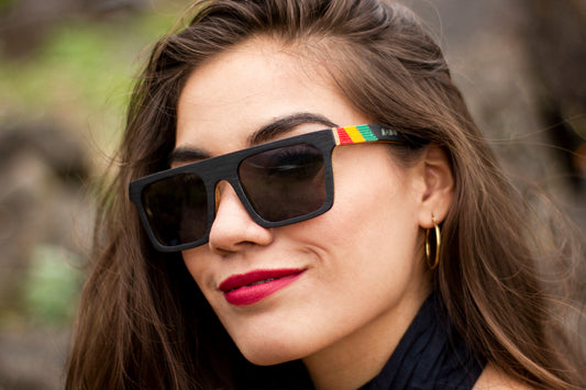 Mujer usando lentes rastafari de madera, micas polarizada, artesanía huichol