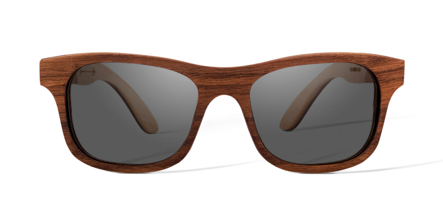 Lentes de madera bang, madera de nobal, modelo primavera, micas polarizadas, fondo blanco