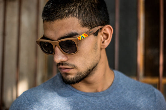 Modelo hombre usando Lentes wirra de madera, intervenidos con artesanía huichol