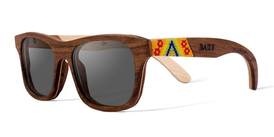 Lentes wirra de sol, modelo primavera, marca bang, vista lateral, fondo blanco, madera de nogal