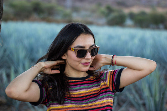Modelo de dama hikuri sol, lentes wirra, artesanía huichol, mica oscura, naturaleza de fondo con bokeh
