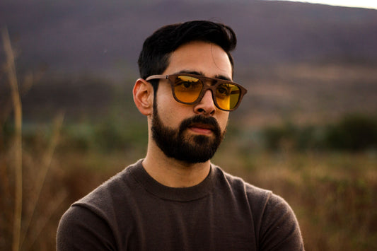 Modelo hombre usando lentes de sol Bang Cobá, mica amarilla