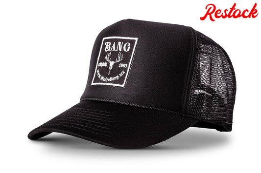 Gorra negra de malla, modelo trucker de copa alta, foto lateral, fondo blanco