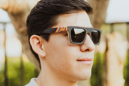 Modelo hombre usando Lentes Edición Especial PRIDE, LGBT, fondo blureado