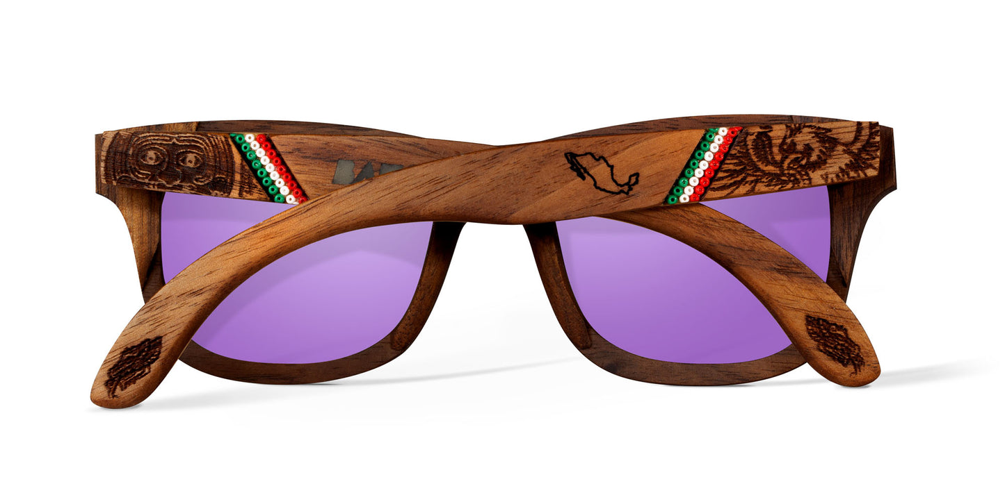 Lentes conmemorativos México, grabados con elementos mexicanos, artesanía chaquira huichol, fabricados en madera, micas púrpuras, fondo blanco