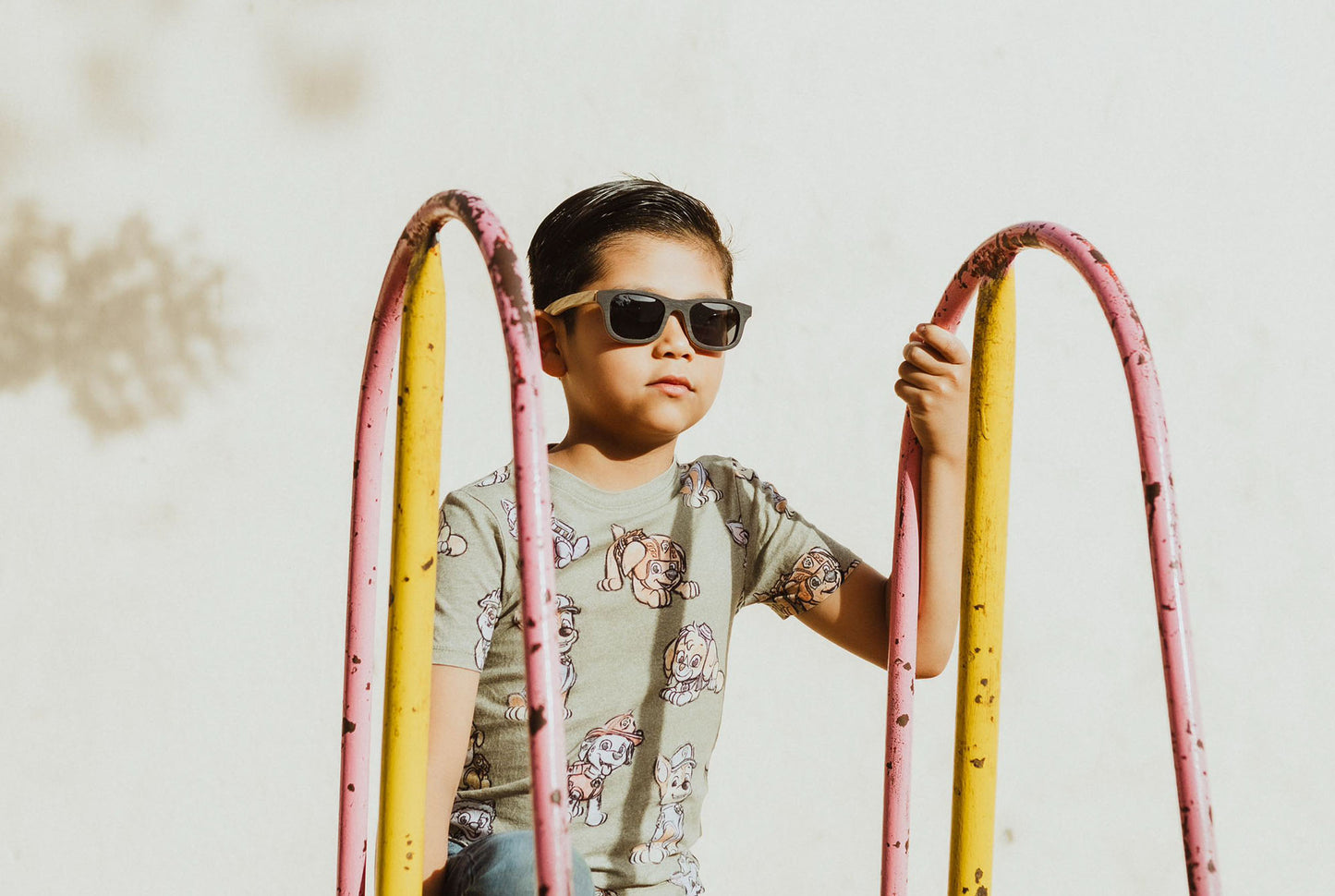Niño useando los Lentes de madera para niño, modelo nativo mini, niño en parque