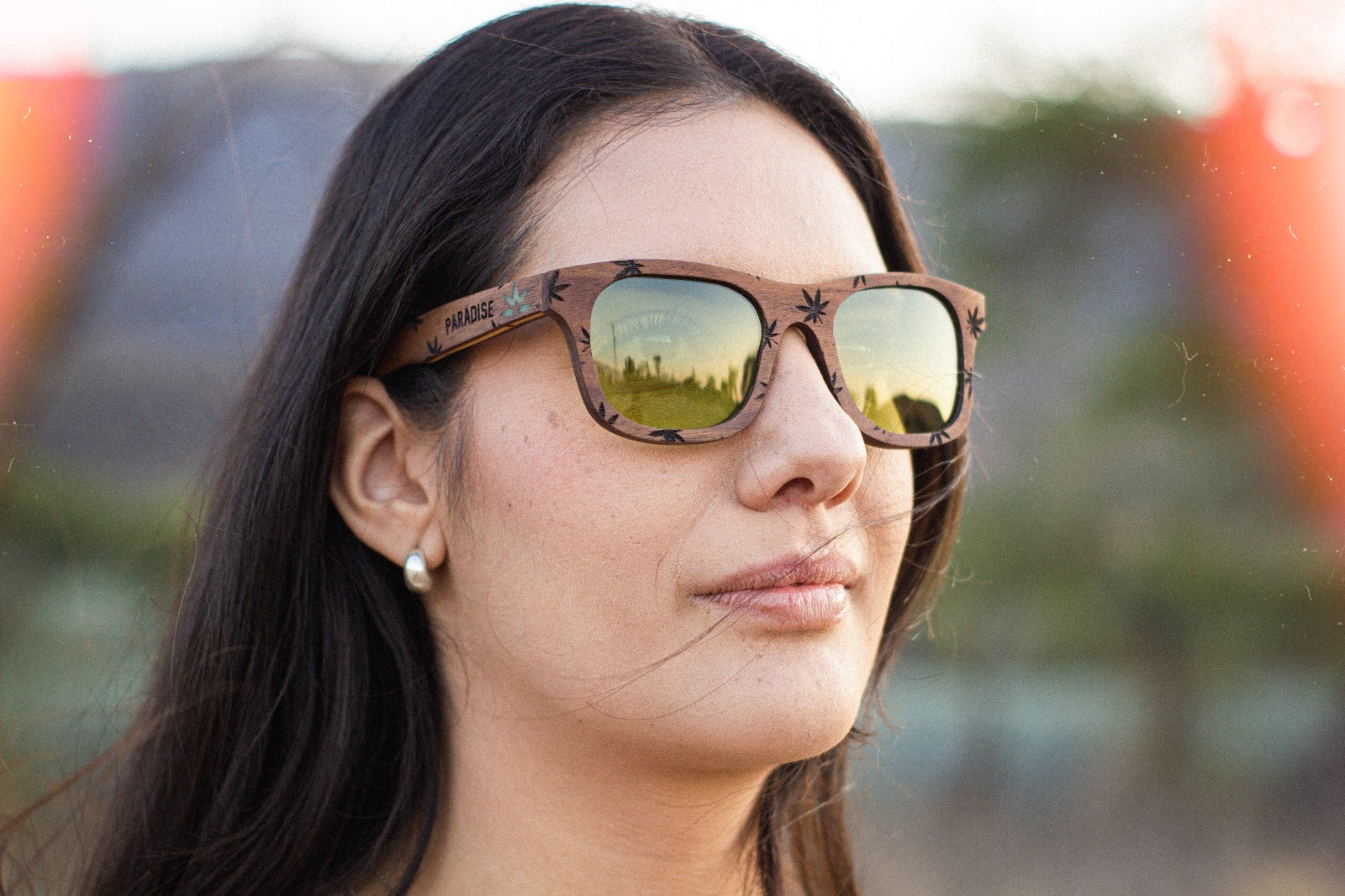 Modelo mujer usando lentes paradise de bang, edición especial, micas verdes, fondo de vegetación