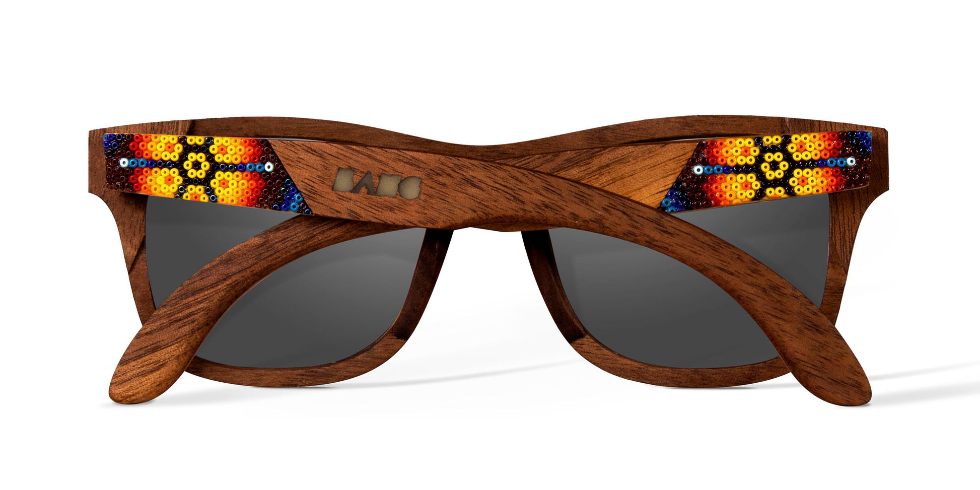 Lentes wirra hikuri sol, marca bang, intervenidos con artesanía huichol, mica oscura, fondo blanco