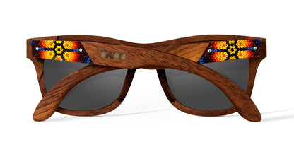 Lentes wirra hikuri sol, marca bang, intervenidos con artesanía huichol, mica oscura, fondo blanco