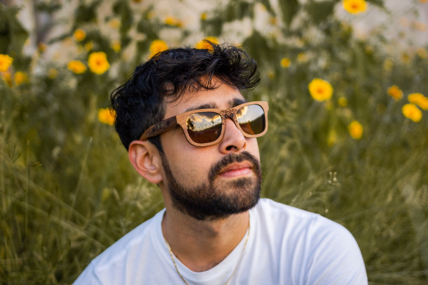 Modelo hombre con lentes de sol Bang, edición especial Catrina, mirando al horizonte