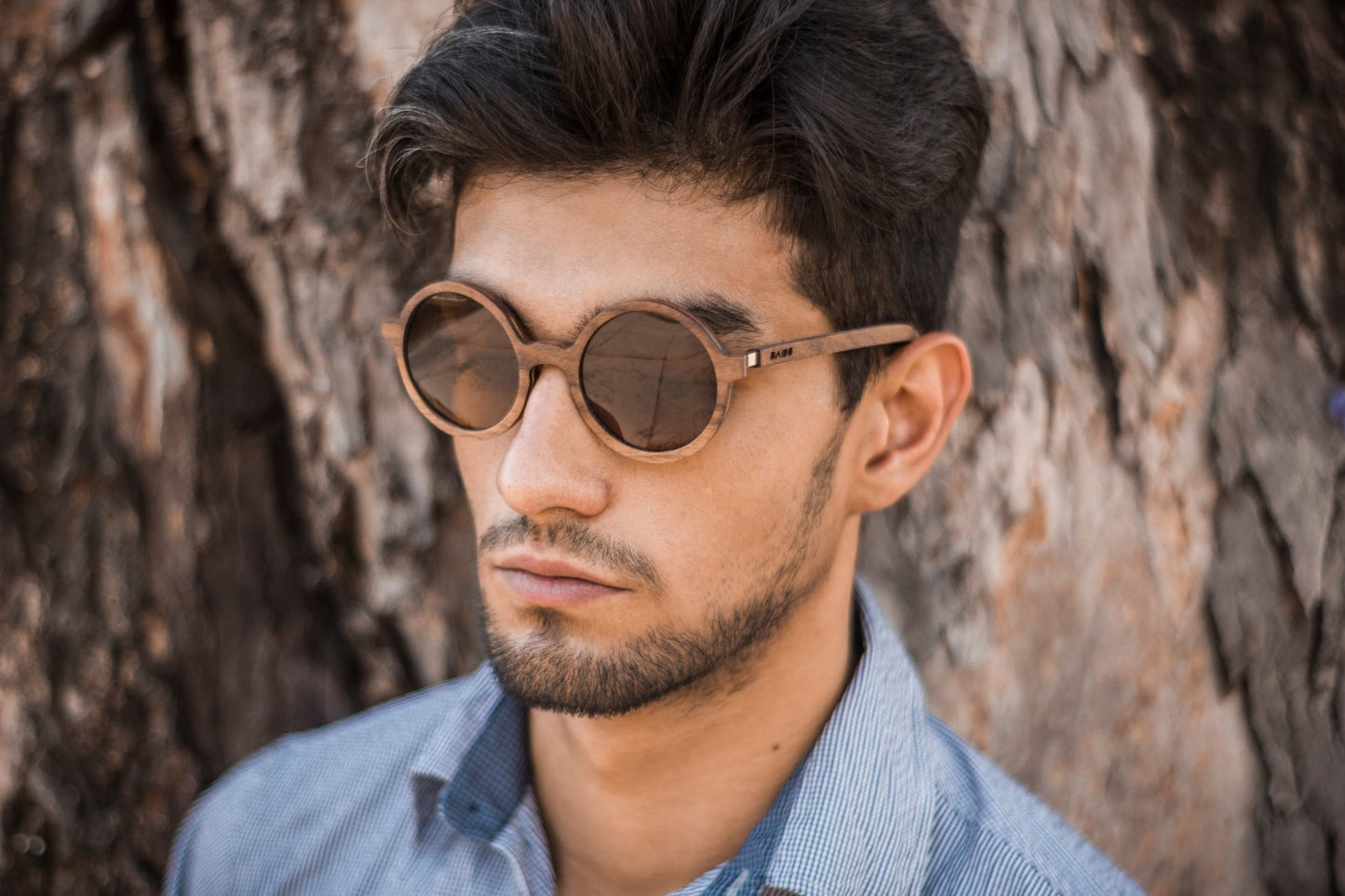 Modelo hombre con lentes redondos de madera, modelo kiin, marca bang, modernos, a la moda