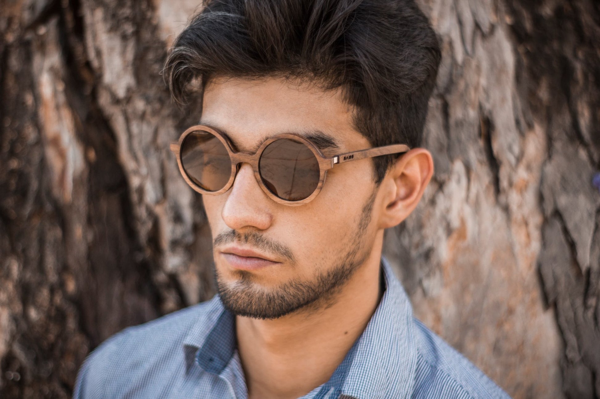 Modelo hombre con lentes redondos de madera, modelo kiin, marca bang, modernos, a la moda