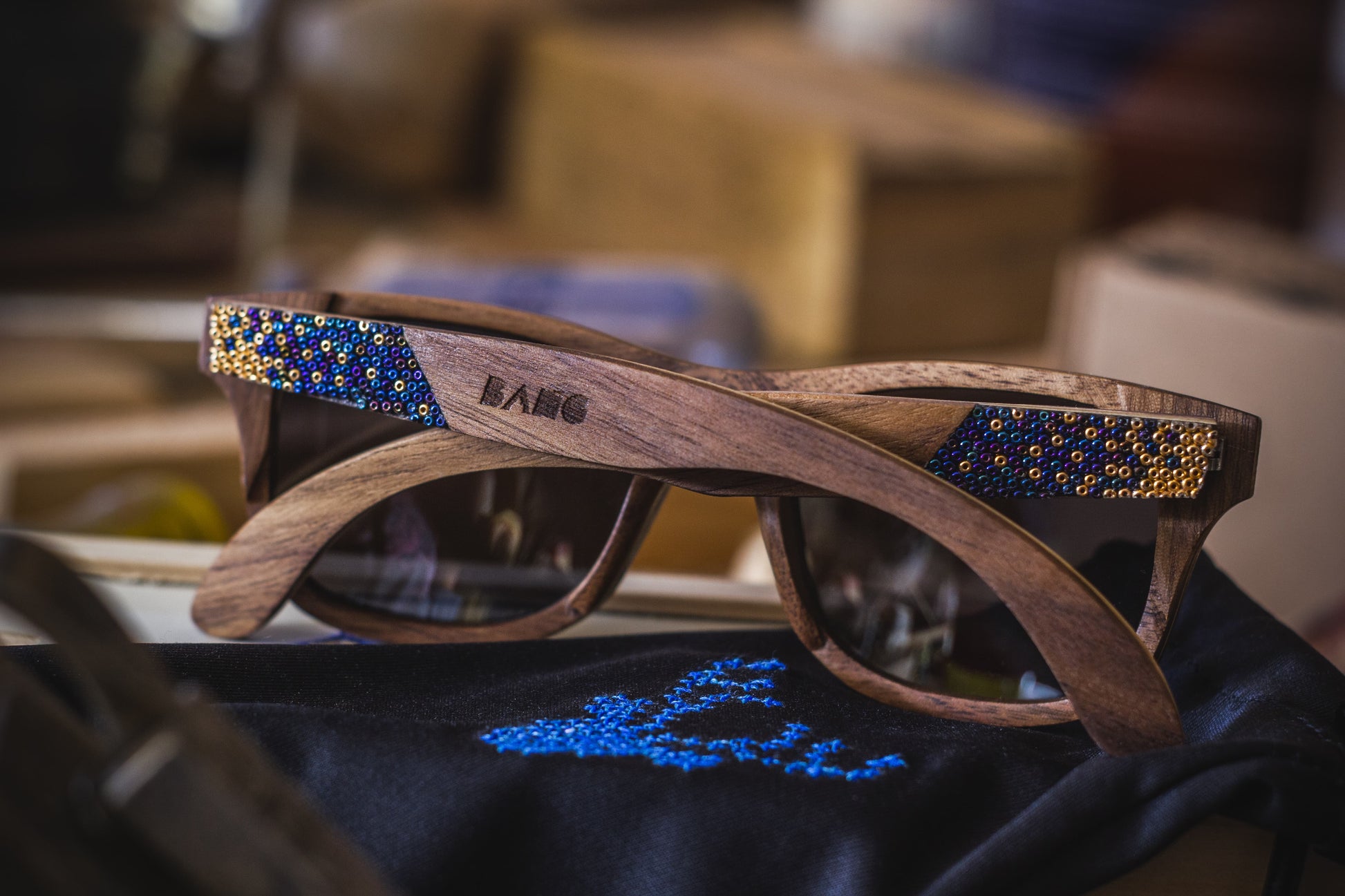 Lentes bang, modelo cometa, artesanía huichol, foto close up en una carpintería