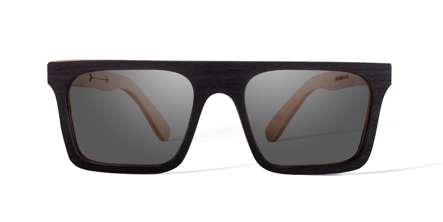 Lentes de madera, modelo jaguar, marca Bang, vista frontal, micas humo polarizadas, fondo blanco