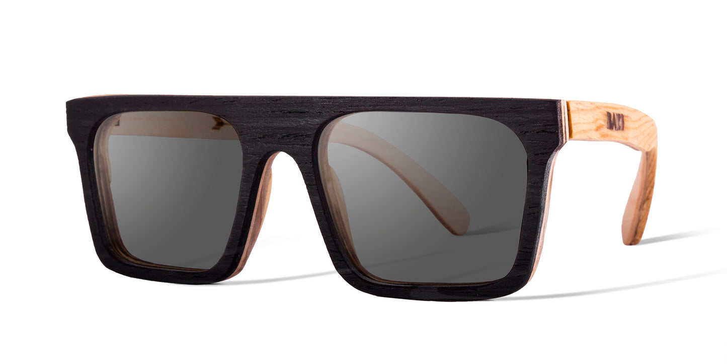 Lentes de madera, modelo jaguar, micas oscuras polarizadas, vista lateral, fondo blanco